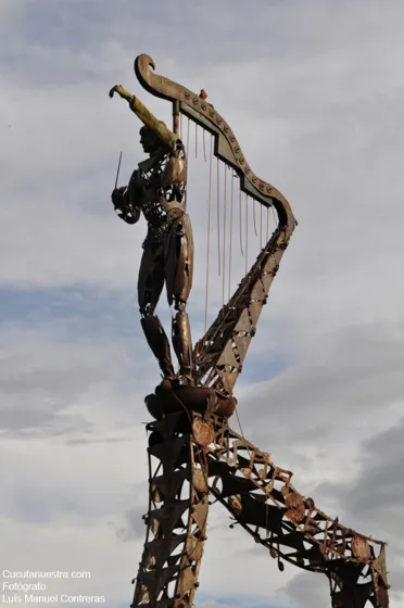 Escultura homenaje al músico nortesantandereano Arnulfo Brice*=