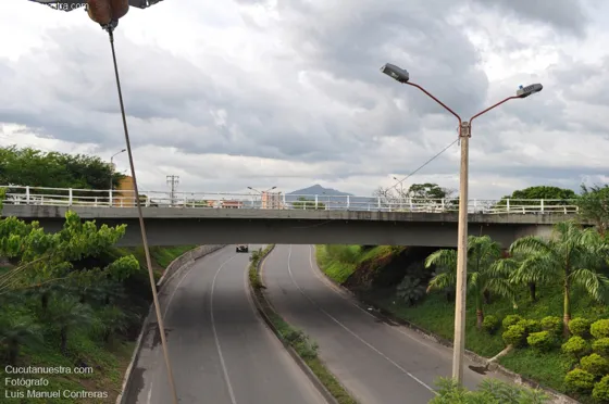Puente Jorge Eliecer Gaitán al lado de la redoma Arnulfo Briceño. Cúcuta