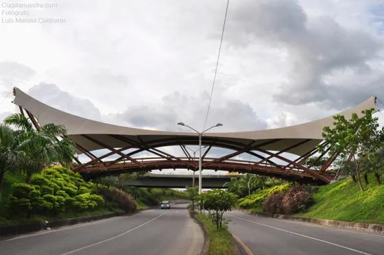 Puente de Guadua en la avenida Libertadores. Cúcuta