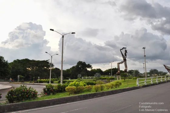 Avenida Libertadores en cruce con la redoma Arnulfo Briceño. Cúcuta
