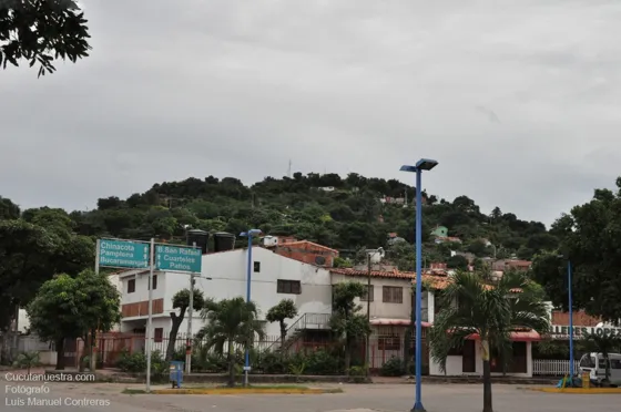 Barrio San Rafael al fondo se aprecia lo que conoc[ia antiguamente como el Cerro del Cañón. Cúcuta