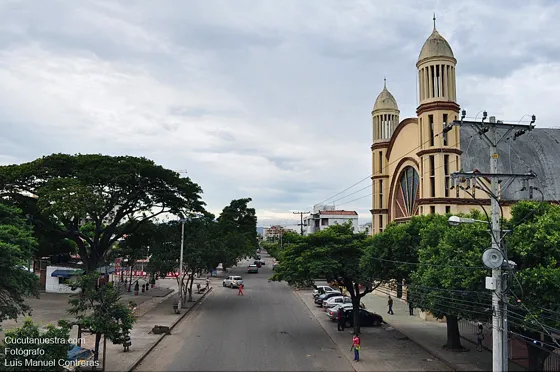 Avenida 1 a la derecha se observa la Iglesia San Rafael y a la izquierda el parque. Cúcuta