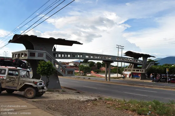 Puente peatonal en Lomitas