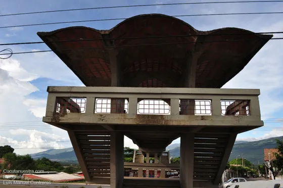 Detalle puente peatonal en Lomitas