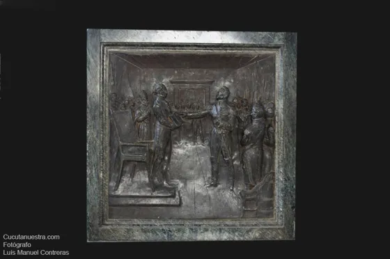 Motivo en bronce en la base de la escultura del Libertador en el Templo Histórico
