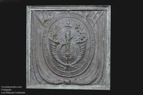 Motivo en bronce en la base de la escultura del Libertador en el Templo Histórico