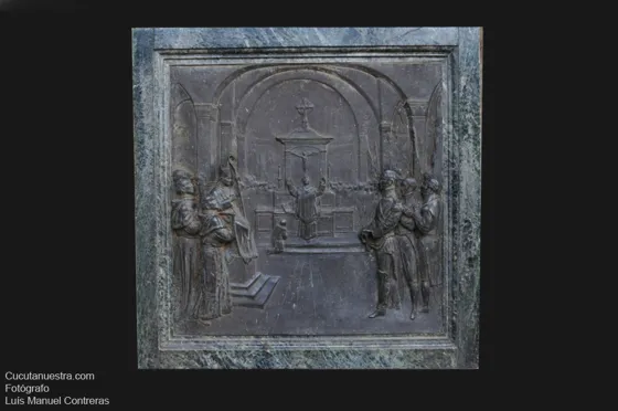 Motivo en bronce en la base de la escultura del Libertador en el Templo Histórico