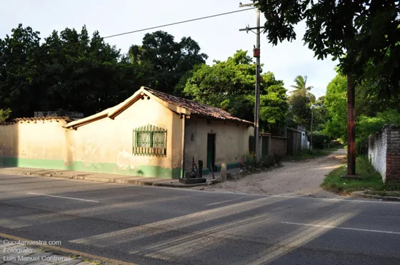 Antigua casa a un costado de la autopista Internacional en Villa del Rosario