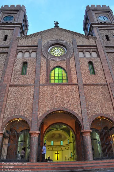 Fachada iglesia San Antonio de Padua. Avenida 9 entre calles 8 y 9
