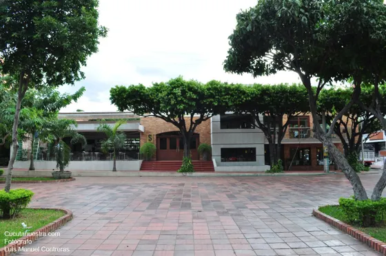 Restaurante Specie frente al parque del Colegio Calasanz. Cúcuta