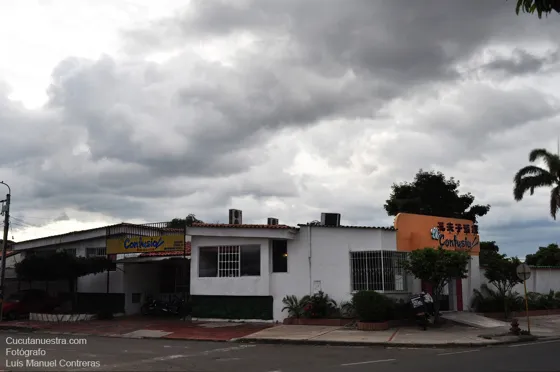 Negocios en la Avenida Libertadores. Cúcuta