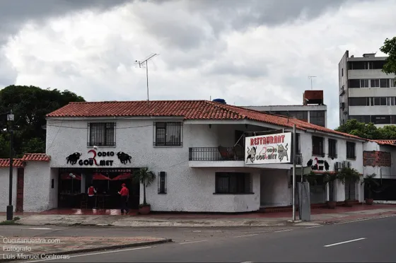 Negocios en la Avenida Libertadores. Cúcuta