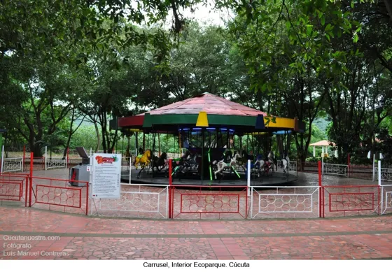 Carrusel en el interior del Ecoparque