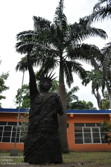 Estatua en el Ecoparque realizada con partes metálicas