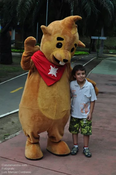 Mascota del Ecoparque junto a niño visitante. Cúcuta