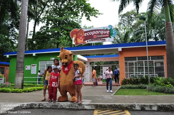 Mascota del Ecoparque junto a niños visitantes. Cúcuta