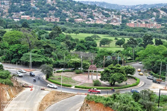 Redoma intersección autopista Club Tenis con avenida 0. Cúcuta