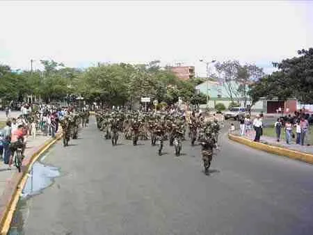 Tropas del Ejército desfilando por la Avenida Libertadores