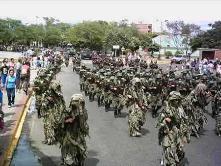 Soldados con uniforme de camuflaje en el desfile