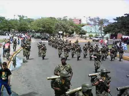 Soldados con armamento pesado en el desfile