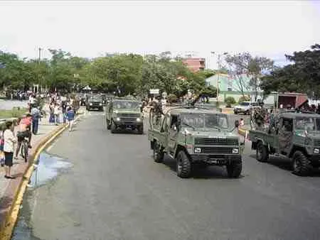Vehículos militares en el desfile
