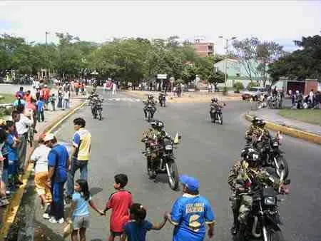 Motociclistas del Ejército ante el público
