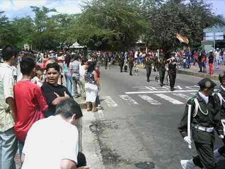 Público en el andén viendo pasar el desfile