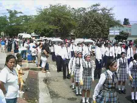 Estudiantes de un colegio femenino en el desfile