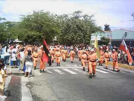 Grupo de rescate con uniforme naranja y banderas
