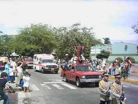 Ambulancia y vehículos de socorro en el desfile