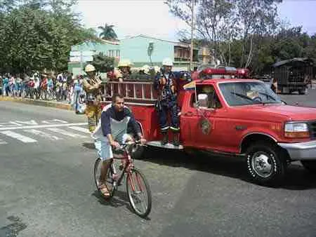 Máquina antigua de los Bomberos en el desfile
