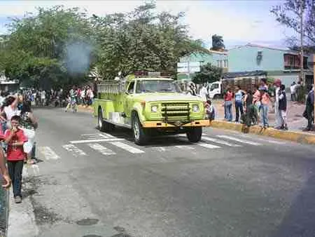 Vehículo de bomberos amarillo en el desfile