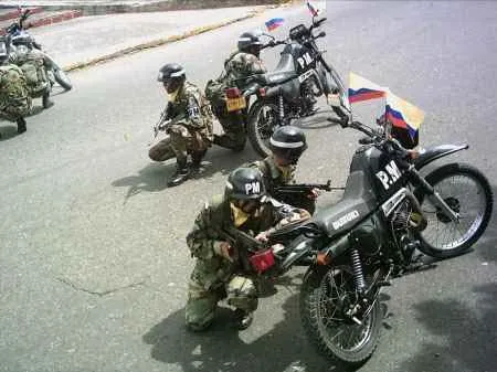 Policía Militar con banderas de Colombia en sus motocicletas