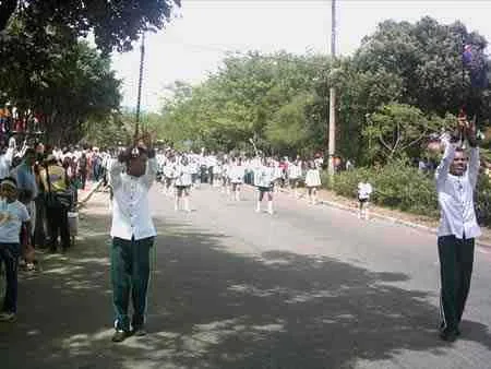 Profesores dirigiendo a los estudiantes en el desfile