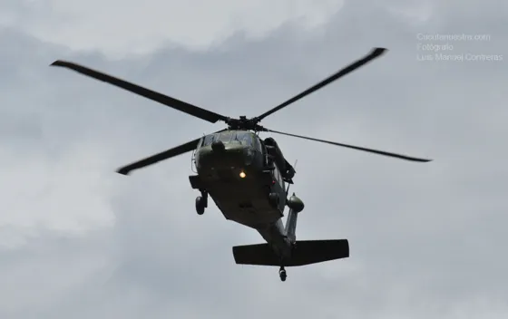 Helicóptero del Ejército sobrevolando el desfile