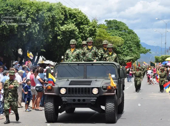 Vehículo militar abriendo el desfile