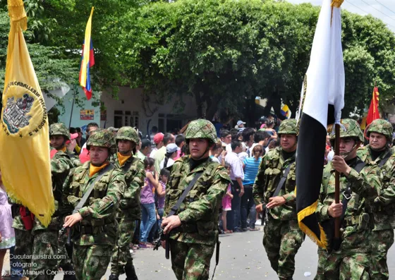 Soldados con los estandartes de sus unidades