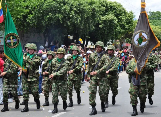 Abanderados al frente de su batallón
