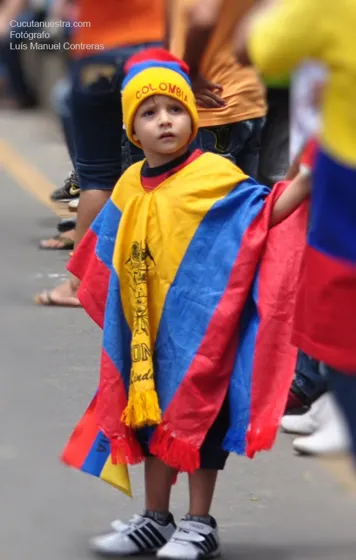 Niño envuelto en la bandera de Colombia