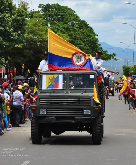 Vehículo militar con la bandera de Colombia