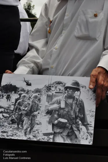Veterano mostrando una fotografía de su época de servicio