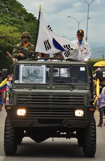 Veteranos de la guerra de Corea con la bandera de Corea del Sur