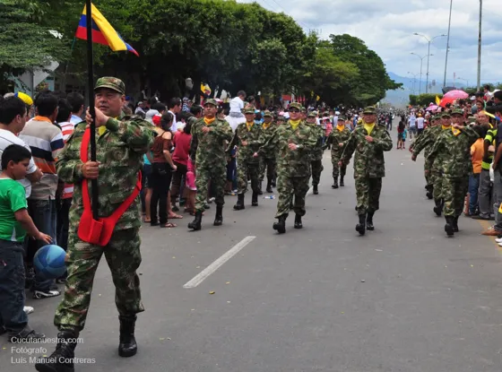 Batallón marchando entre el público