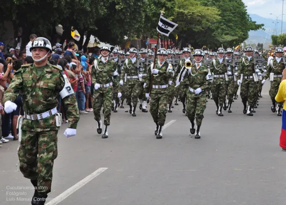 Soldados con casco blanco y guantes en el desfile