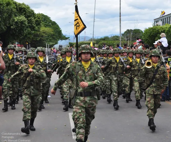 Soldados con pañoletas amarillas y su estandarte