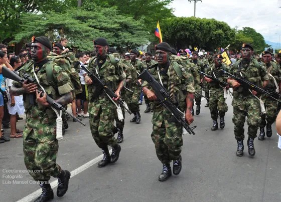 Soldados de fuerzas especiales con su armamento