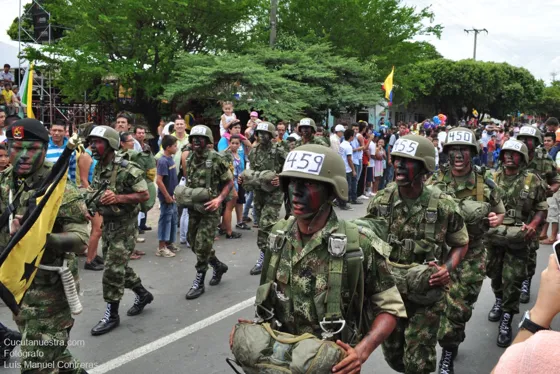 Soldados marchando con su equipo de campaña
