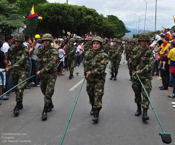 Soldados con detectores de minas