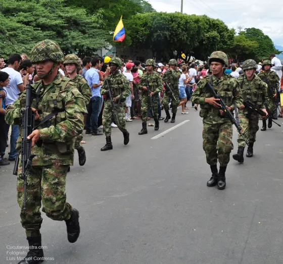 Soldados marchando con sus fusiles
