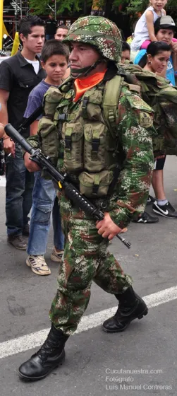 Soldado en marcha con su fusil